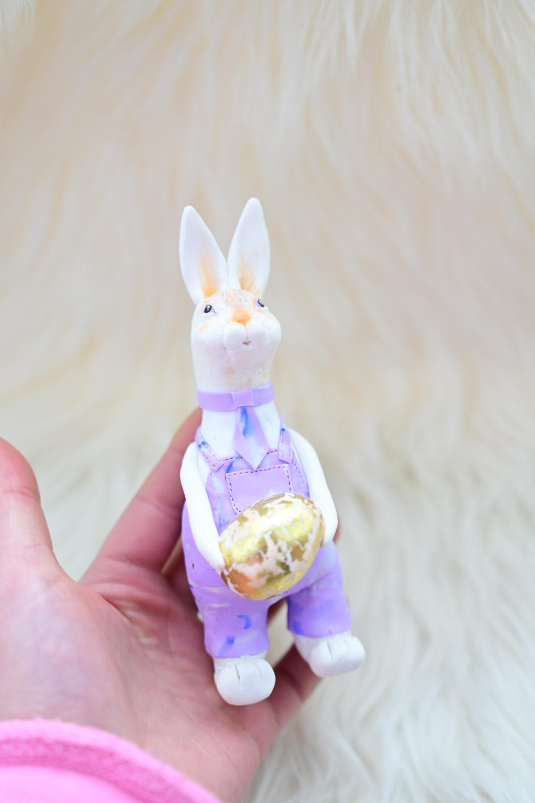 Weißer Hase in lila Latzhose handgefertigte Dekofigur zu Ostern