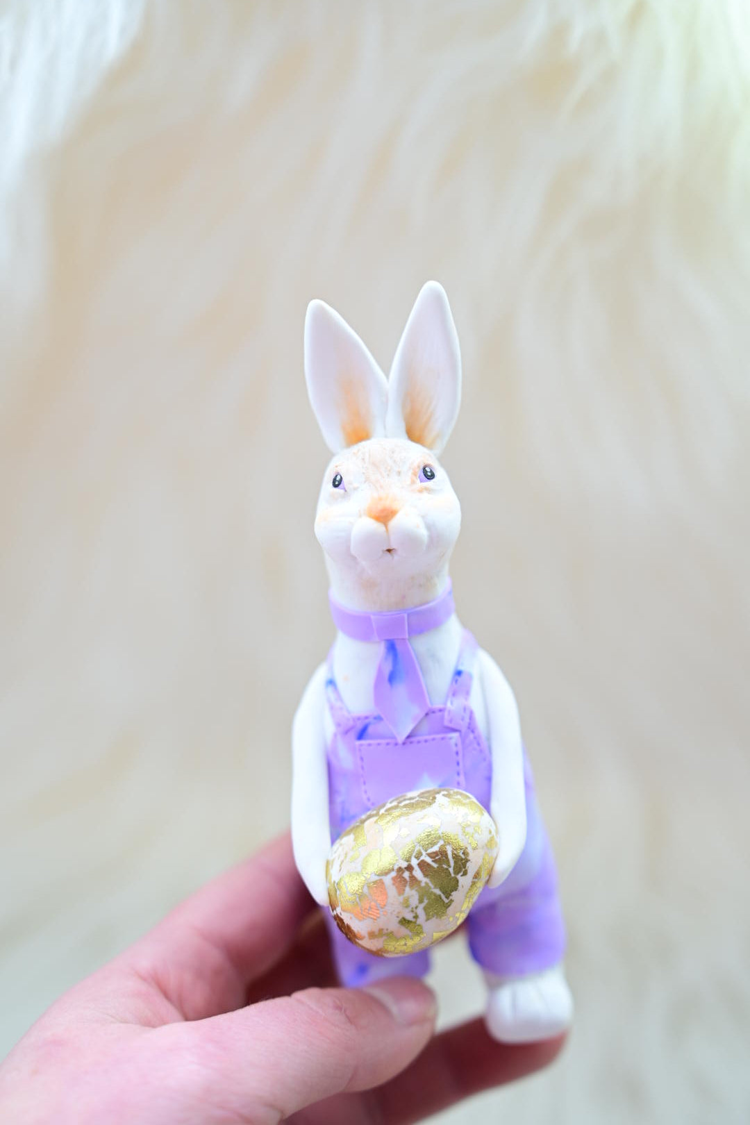 Weißer Hase in lila Latzhose handgefertigte Dekofigur zu Ostern