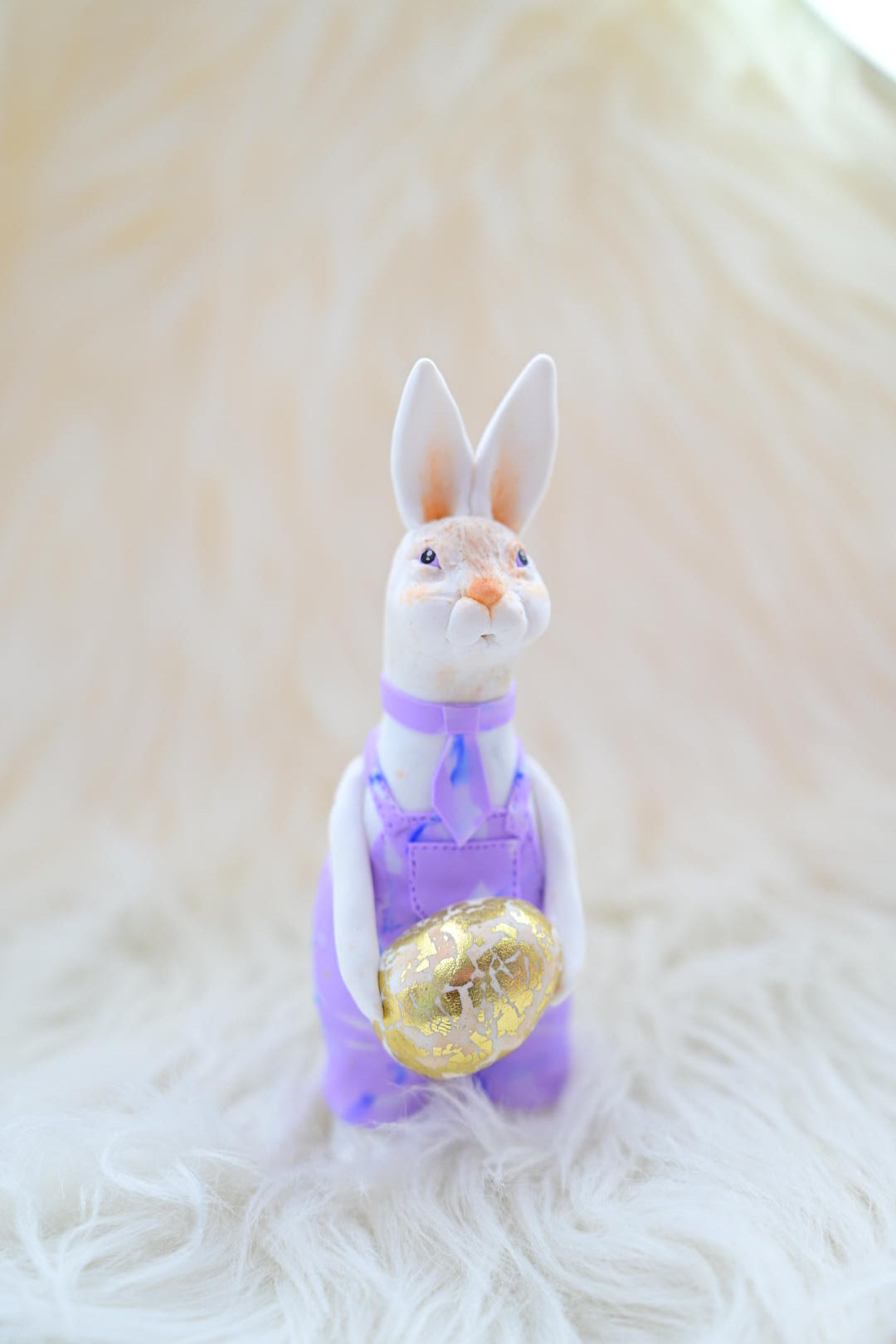Weißer Hase in lila Latzhose handgefertigte Dekofigur zu Ostern