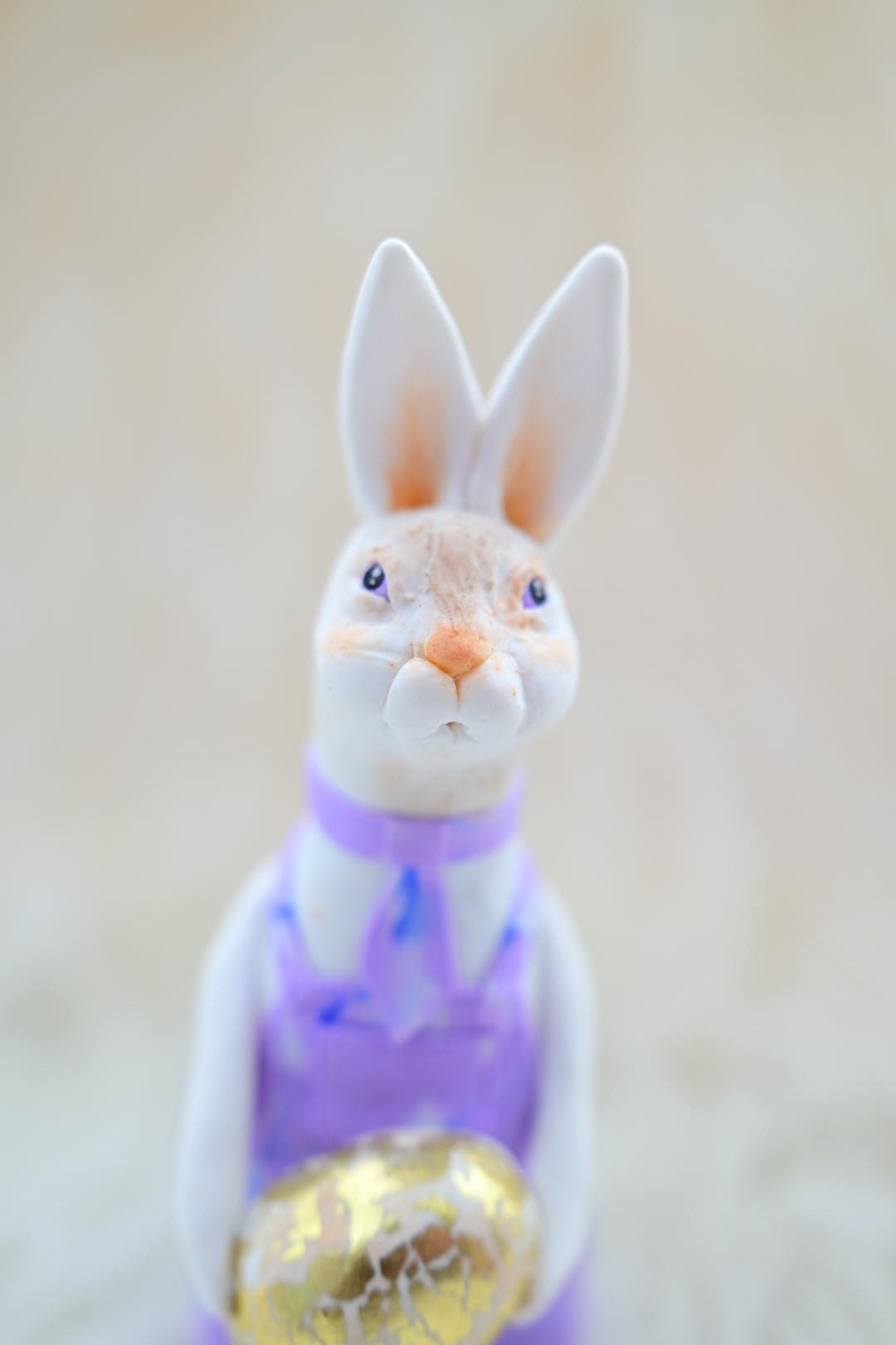 Weißer Hase in lila Latzhose handgefertigte Dekofigur zu Ostern