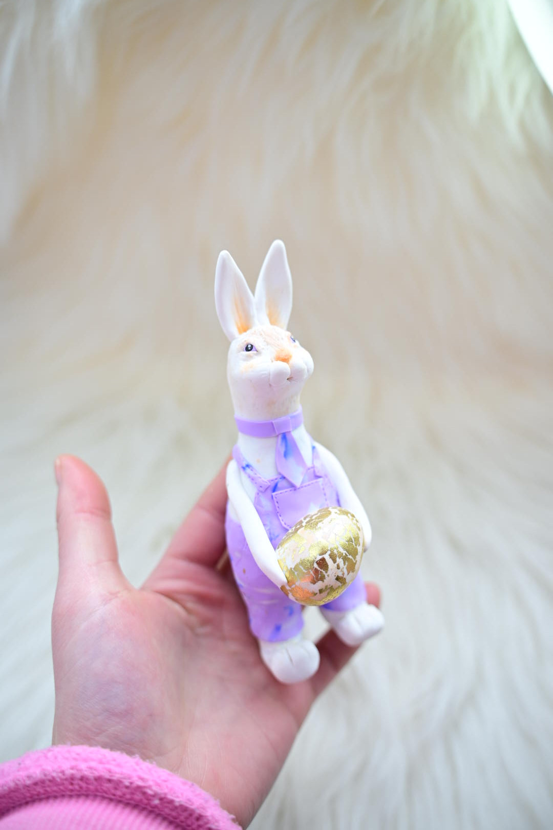 Weißer Hase in lila Latzhose handgefertigte Dekofigur zu Ostern