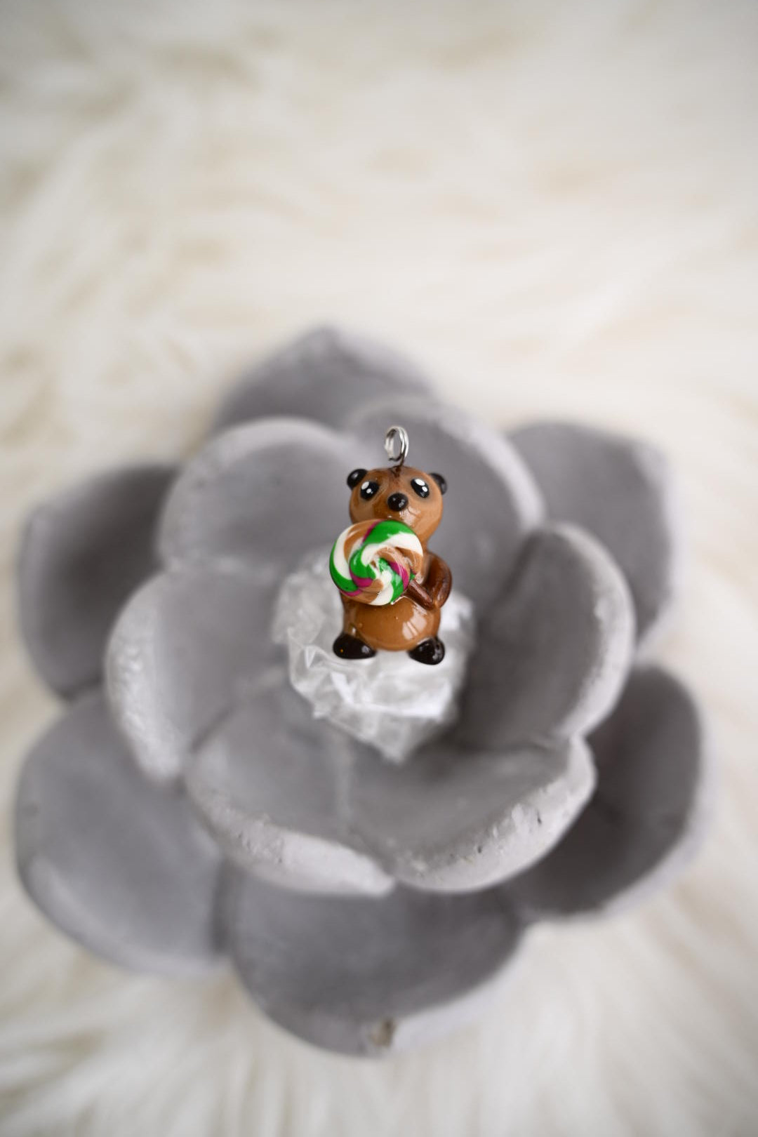 Süßes Erdmännchen aus Polymer Clay – Handgefertigter Anhänger