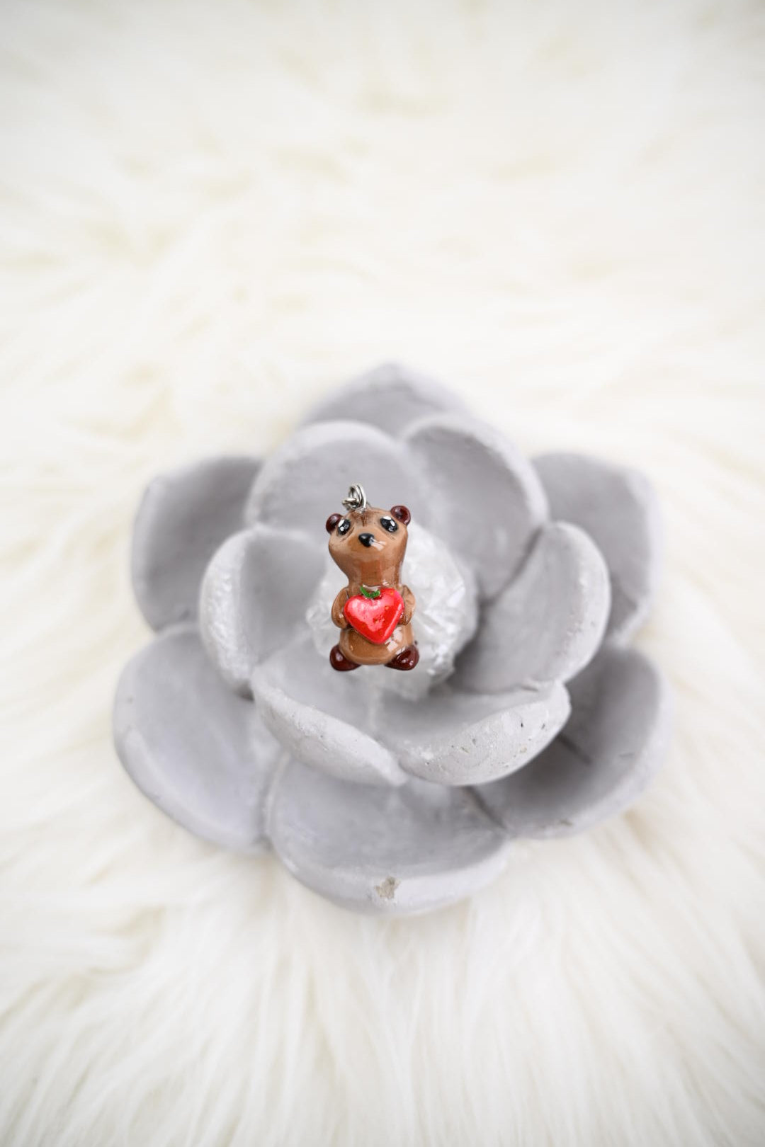 Süßes Erdmännchen aus Polymer Clay – Handgefertigter Anhänger