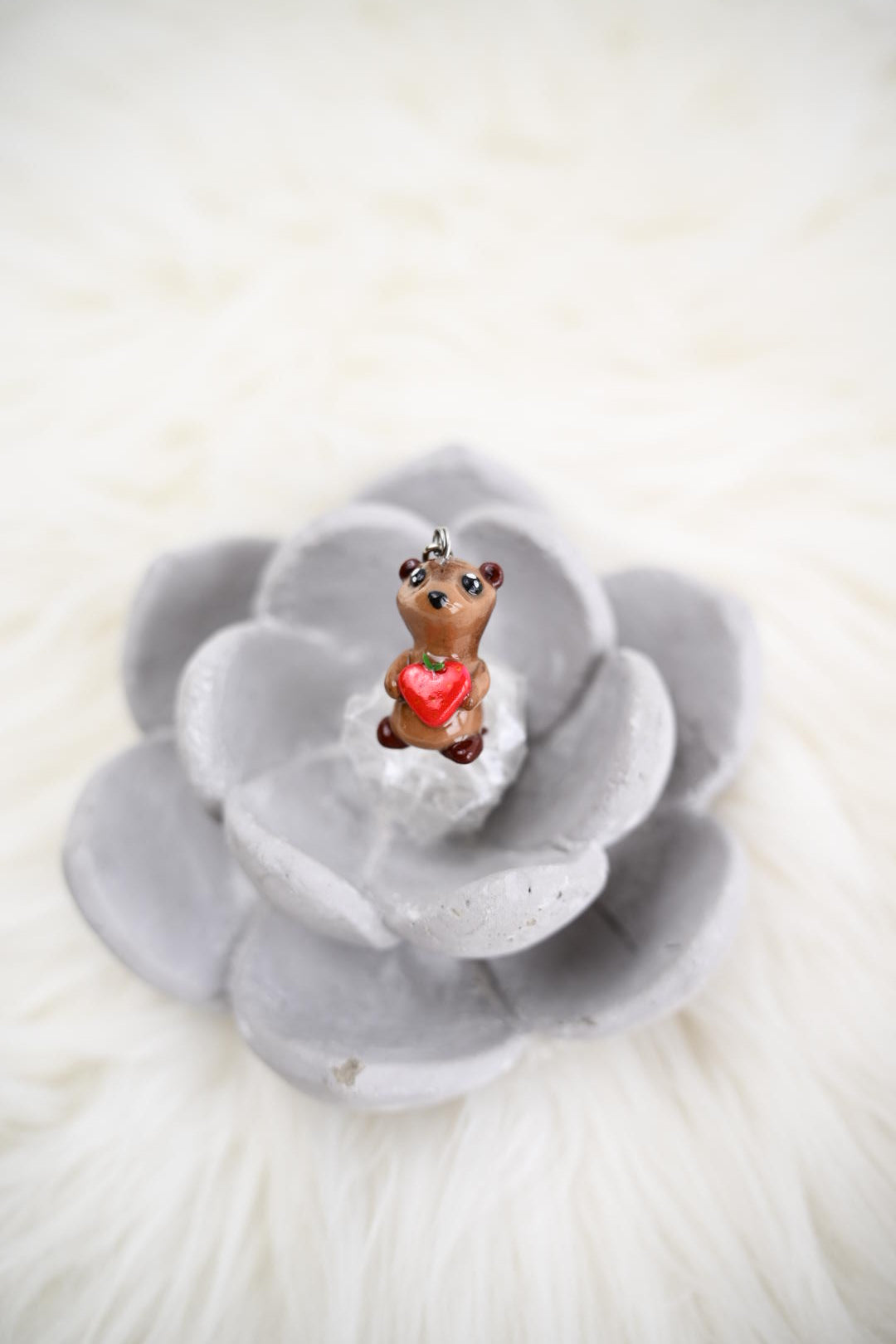 Süßes Erdmännchen aus Polymer Clay – Handgefertigter Anhänger