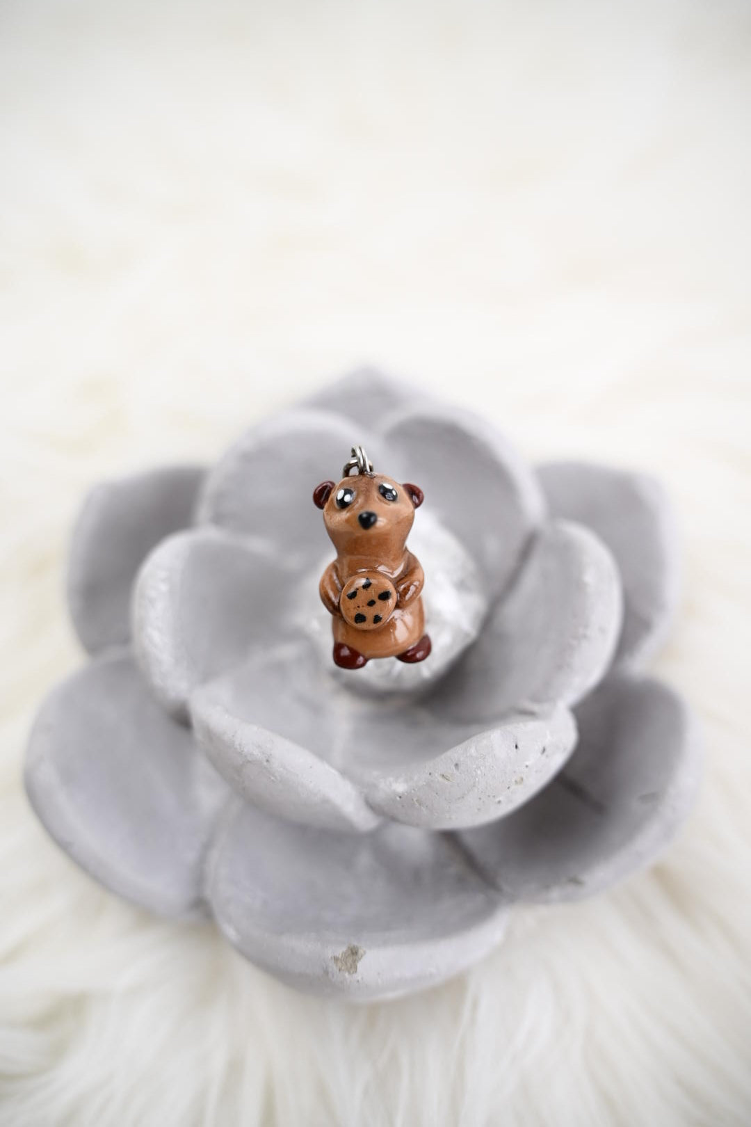 Süßes Erdmännchen aus Polymer Clay – Handgefertigter Anhänger