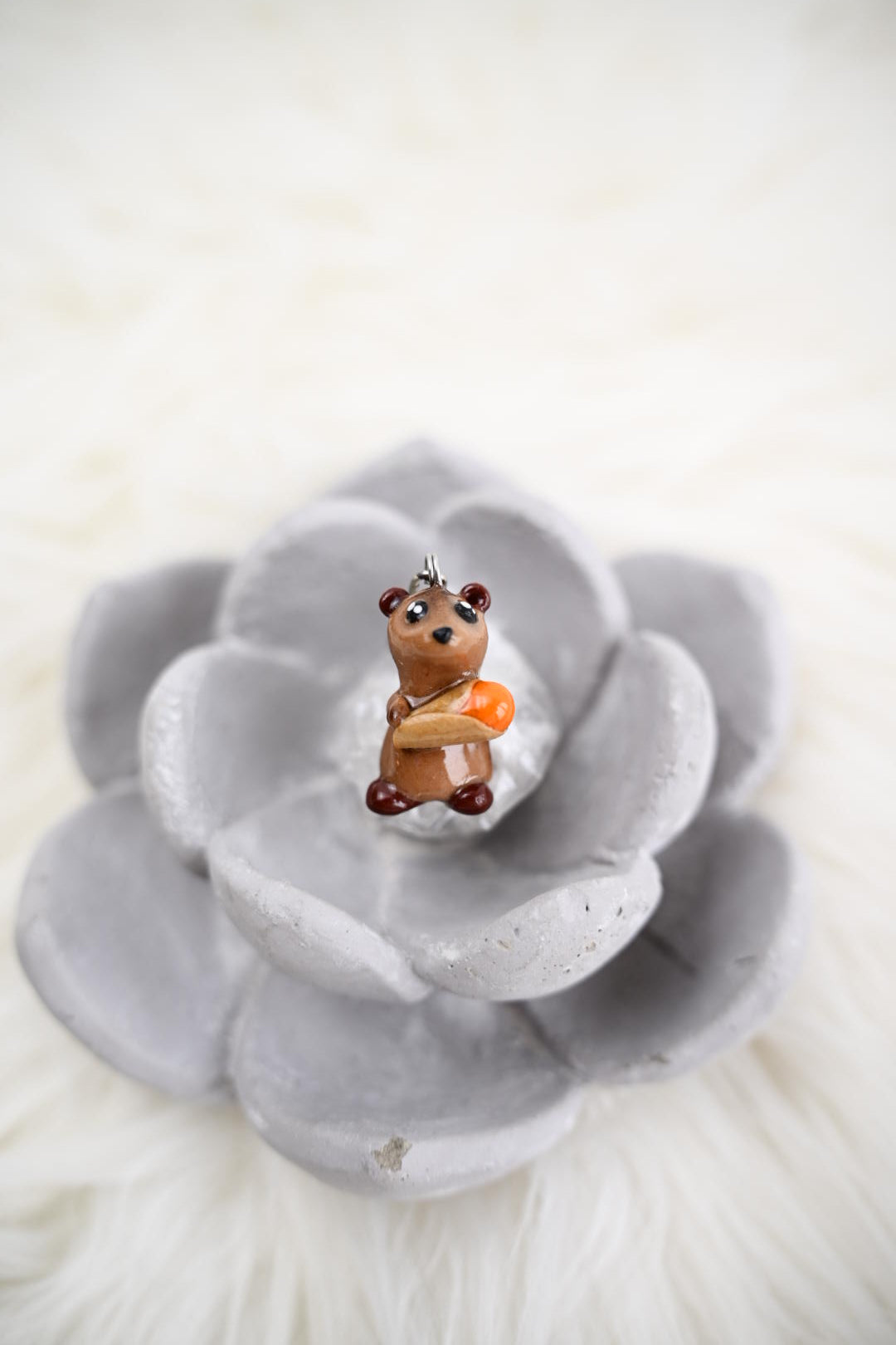 Süßes Erdmännchen aus Polymer Clay – Handgefertigter Anhänger