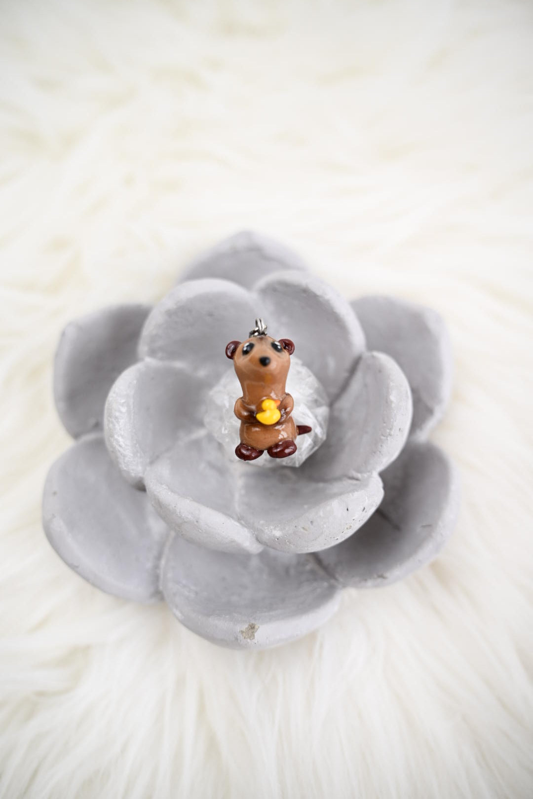 Süßes Erdmännchen aus Polymer Clay – Handgefertigter Anhänger