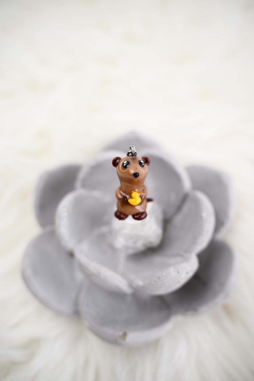 Süßes Erdmännchen aus Polymer Clay – Handgefertigter Anhänger