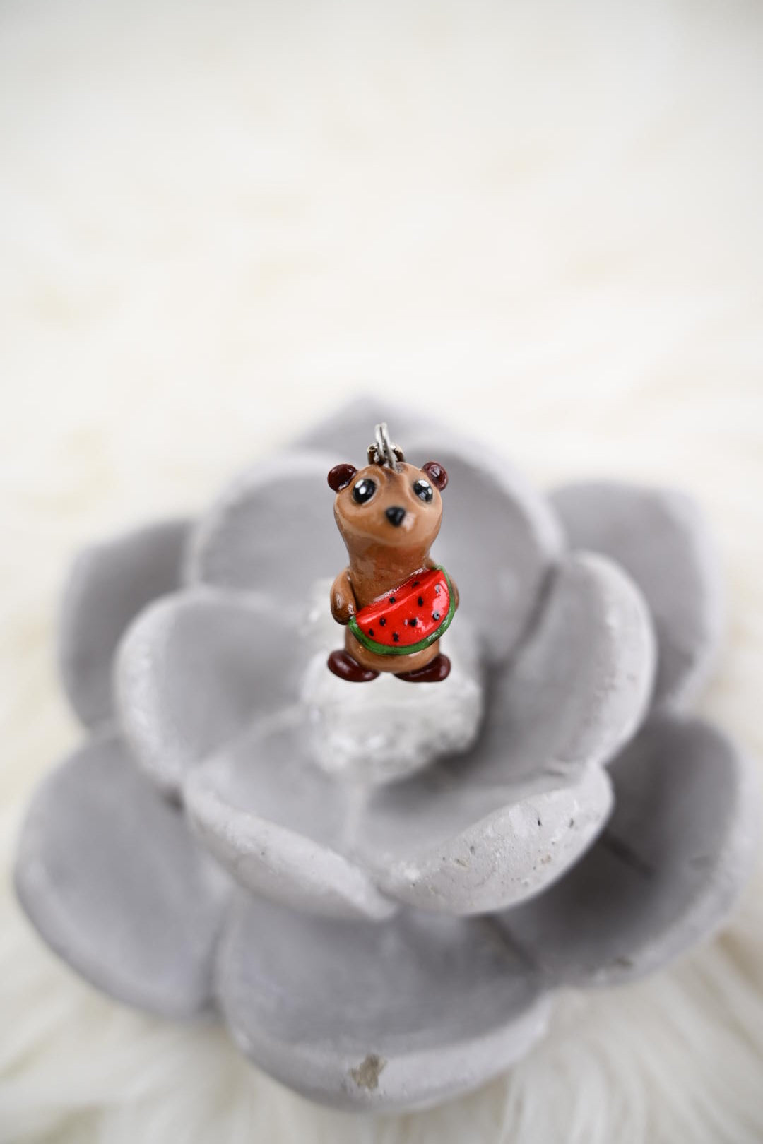 Süßes Erdmännchen aus Polymer Clay – Handgefertigter Anhänger