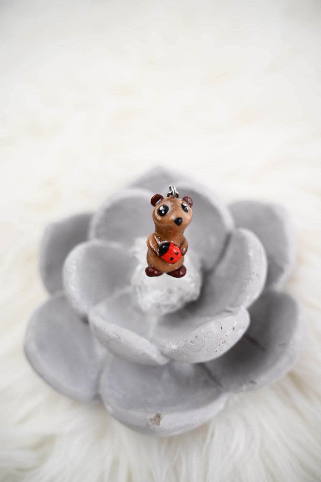 Süßes Erdmännchen aus Polymer Clay – Handgefertigter Anhänger