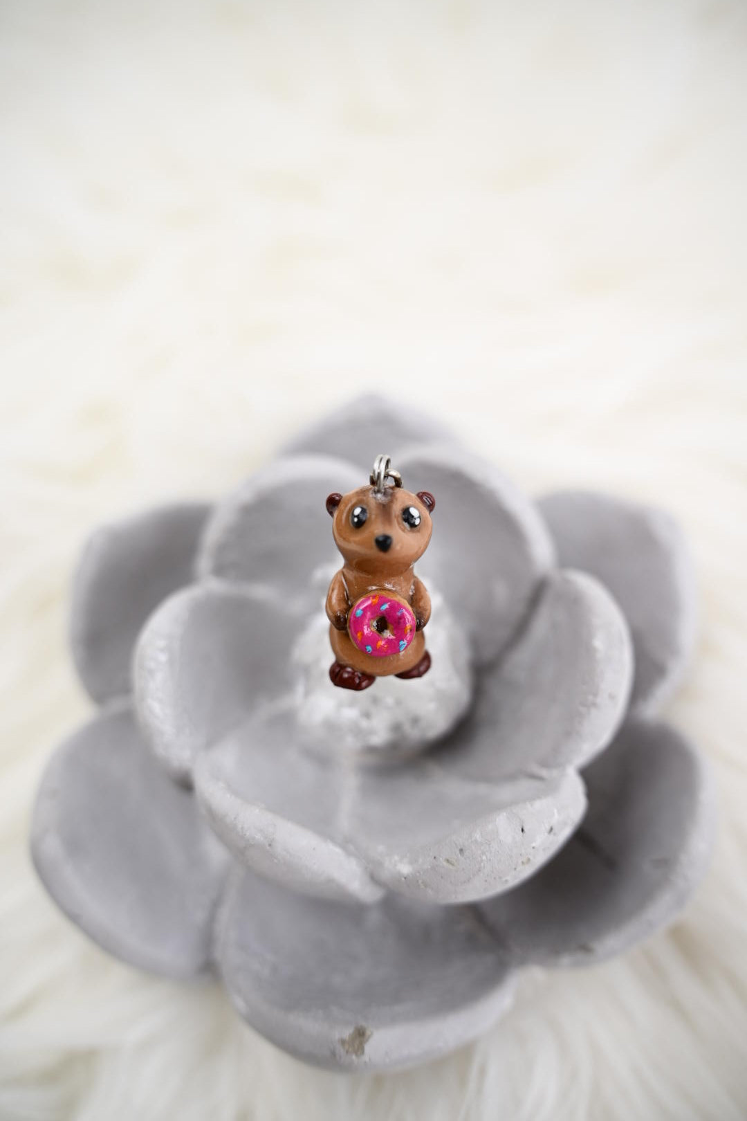 Süßes Erdmännchen aus Polymer Clay – Handgefertigter Anhänger