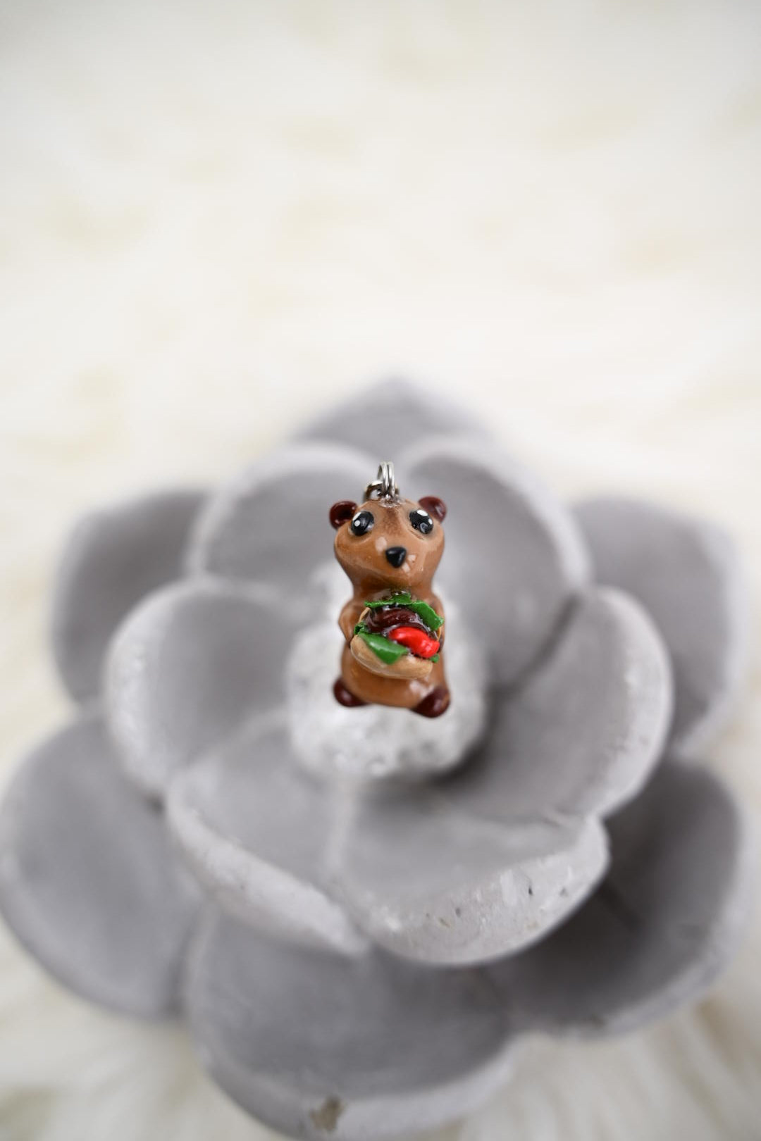 Süßes Erdmännchen aus Polymer Clay – Handgefertigter Anhänger