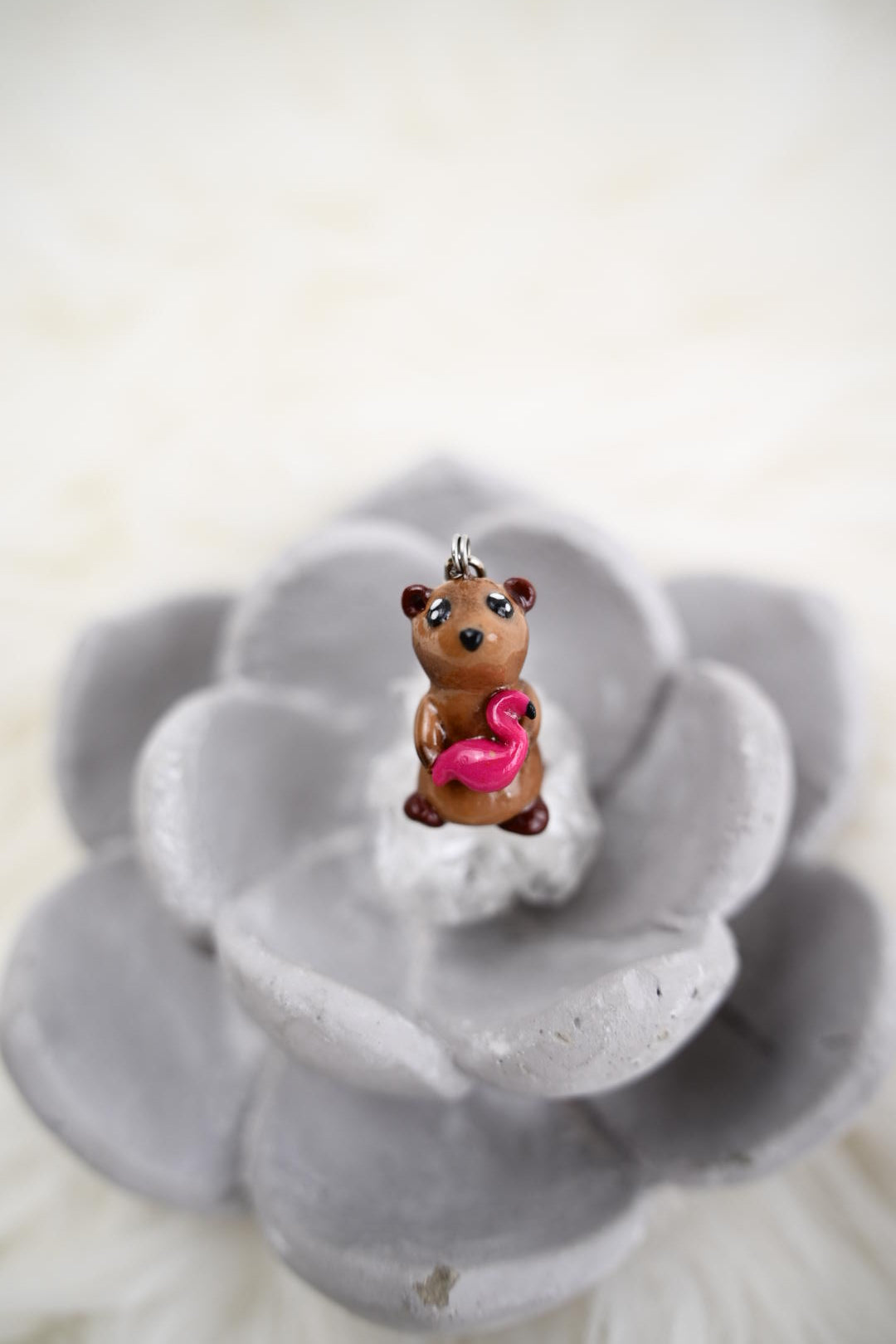 Süßes Erdmännchen aus Polymer Clay – Handgefertigter Anhänger