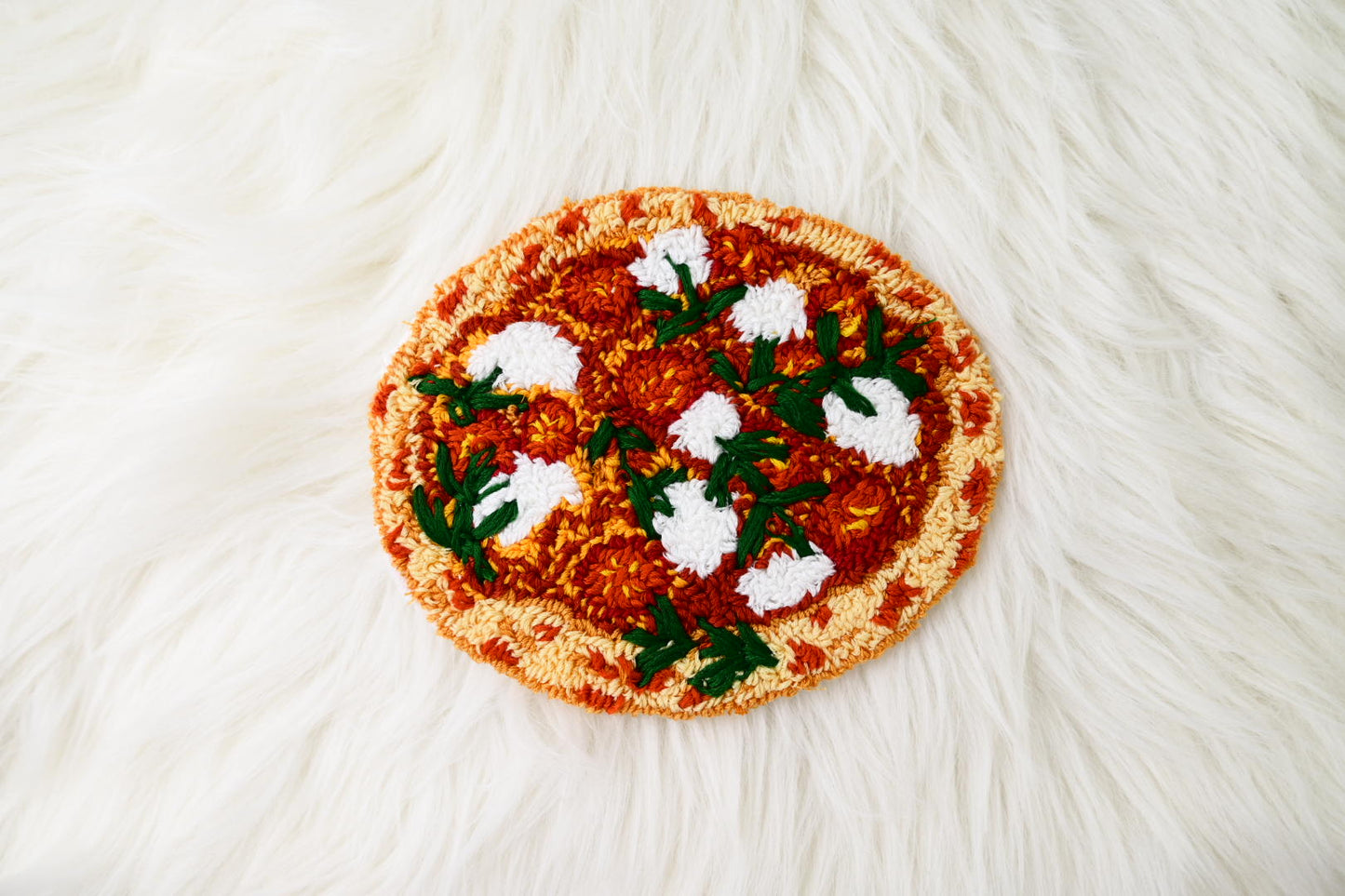 Handgemachter Mug Rug "Pizza" – Punch Needle Tassenuntersetzer (ca. 14 cm)