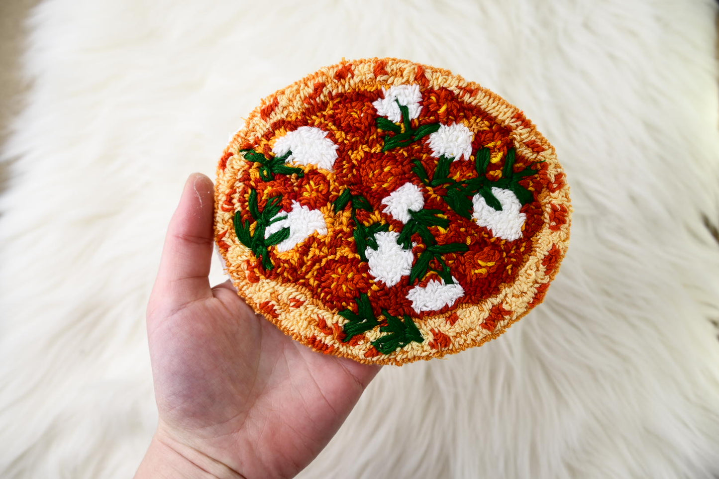 Handgemachter Mug Rug "Pizza" – Punch Needle Tassenuntersetzer (ca. 14 cm)