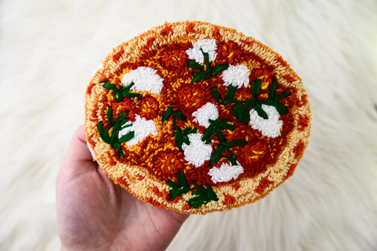 Handgemachter Mug Rug "Pizza" – Punch Needle Tassenuntersetzer (ca. 14 cm)