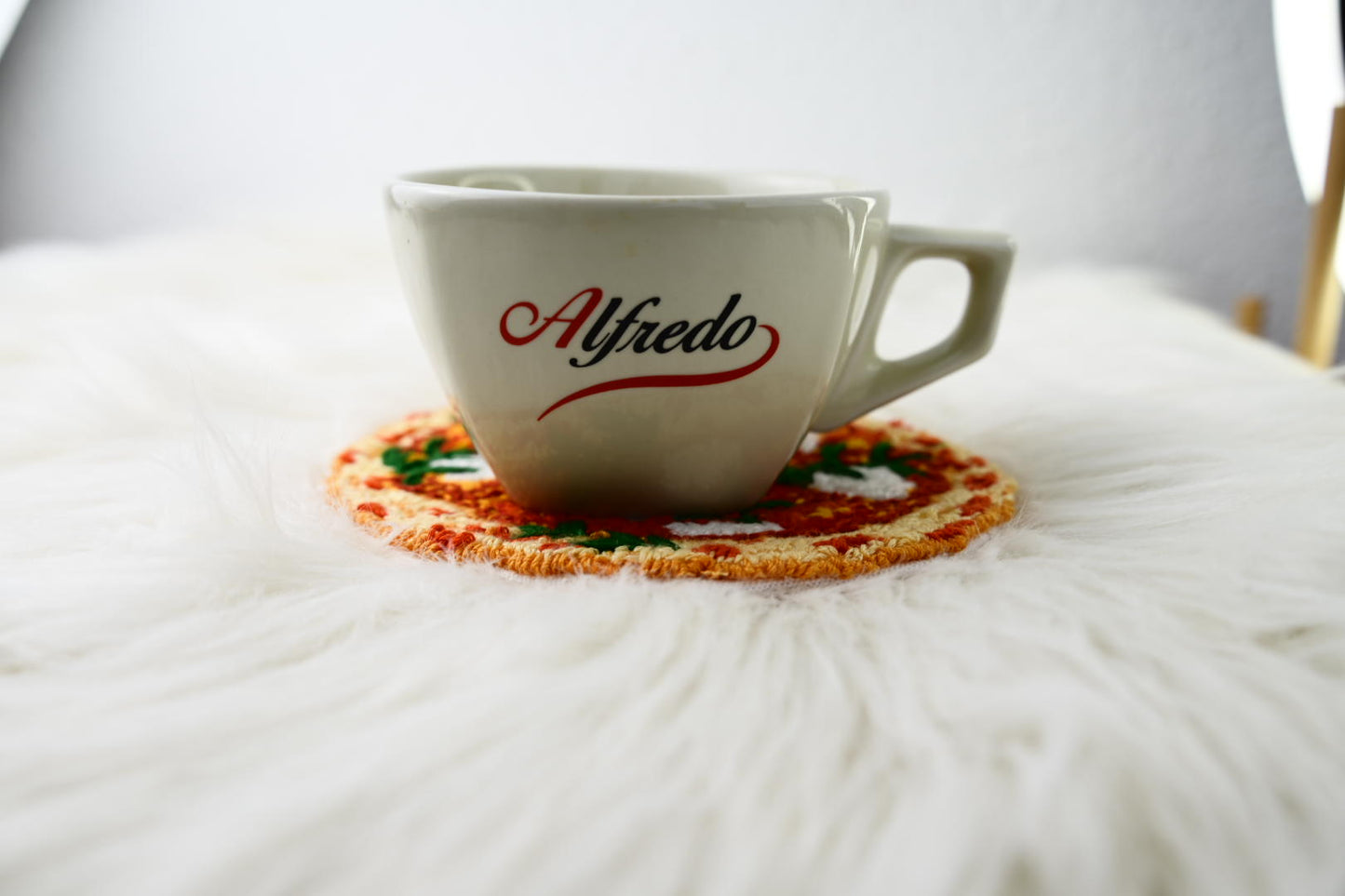 Handgemachter Mug Rug "Pizza" – Punch Needle Tassenuntersetzer (ca. 14 cm)