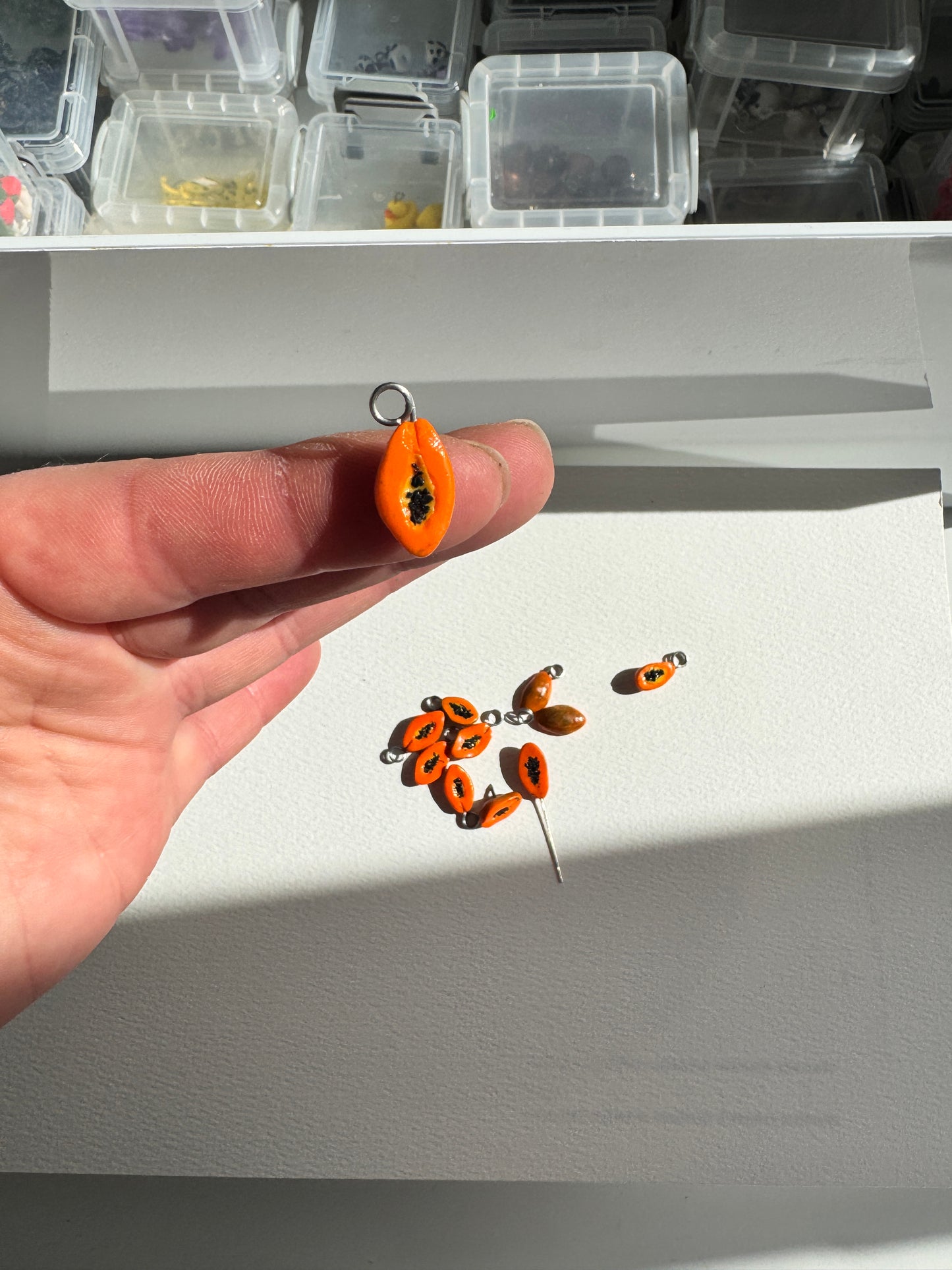Handgemachte Polymer Clay Anhänger – Miniatur Tiere, Früchte & Blumen